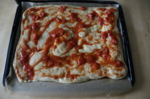 Tomatensosse auf Pizza